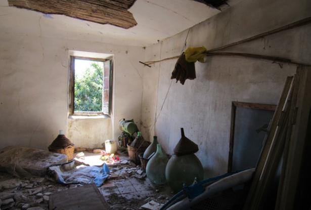 160sqm, detached, habitable, farmhouse of 100 years old with 2 out buildings and 1000sqm of land. 3