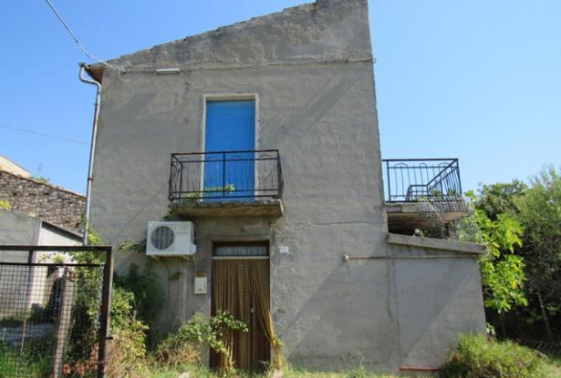 160sqm, detached, habitable, farmhouse of 100 years old with 2 out buildings and 1000sqm of land. 6