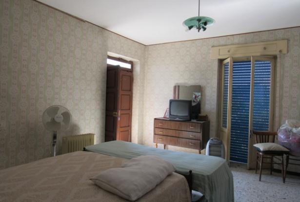 160sqm, detached, habitable, farmhouse of 100 years old with 2 out buildings and 1000sqm of land. 9