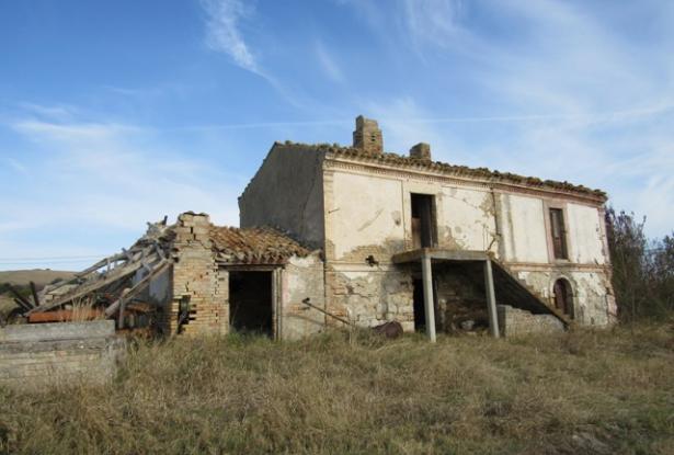 Ruin of 180 sqm with 1000sqm of land in a beautiful and panoramic position. 1