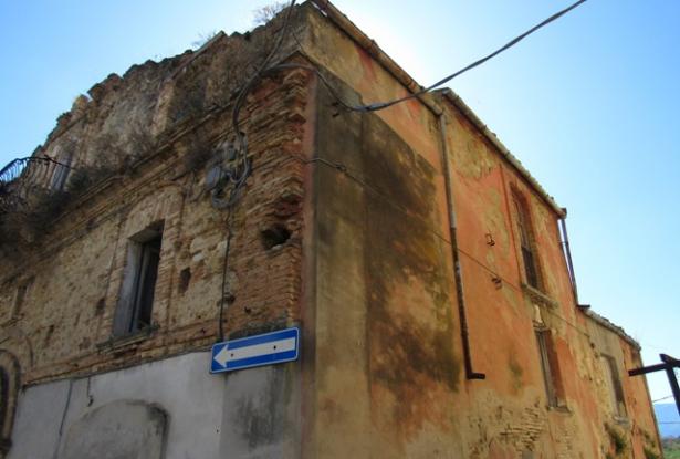Ruin of 300sqm, dating back to 1850s, in the center of this lively village, full or original character. 1