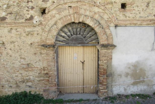 Ruin of 300sqm, dating back to 1850s, in the center of this lively village, full or original character. 2