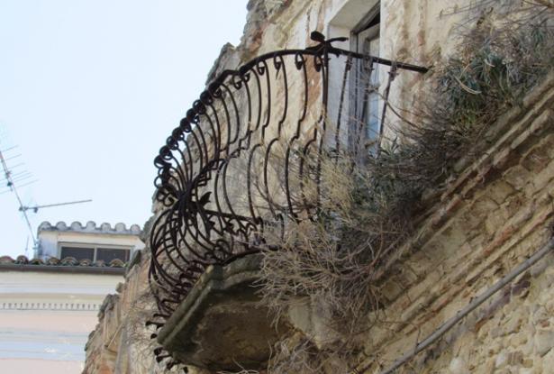 Ruin of 300sqm, dating back to 1850s, in the center of this lively village, full or original character. 4