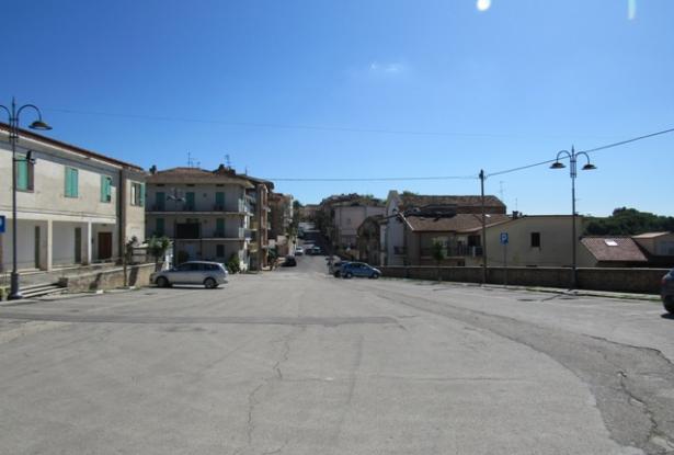 Ruin of 300sqm, dating back to 1850s, in the center of this lively village, full or original character. 6