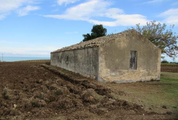36,000 sqm of land with 120sqm barn and amazing sea views and building rights 1km to the beach. 1