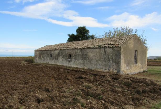 36,000 sqm of land with 120sqm barn and amazing sea views and building rights 1km to the beach. 2