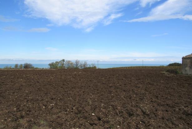 36,000 sqm of land with 120sqm barn and amazing sea views and building rights 1km to the beach. 3
