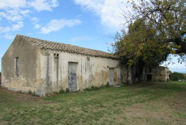 36,000 sqm of land with 120sqm barn and amazing sea views and building rights 1km to the beach. 4
