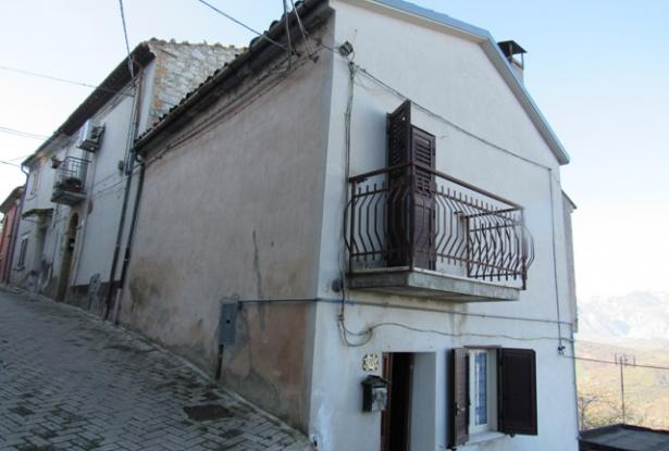 Historic center of town, perched on the hill top with amazing mountain views, 3 bedrooms habitable with outbuildings. 2