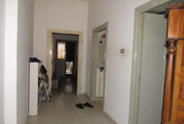 5 bedroom, brick town house 10 minutes drive to the beach. 9
