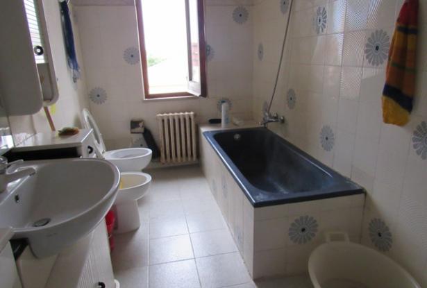 5 bedroom, brick town house 10 minutes drive to the beach. 7