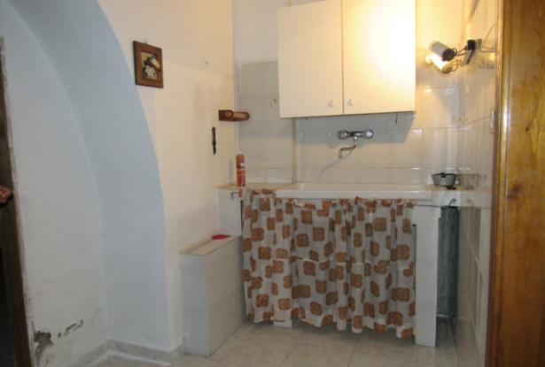 5 bedroom, brick town house 10 minutes drive to the beach. 11