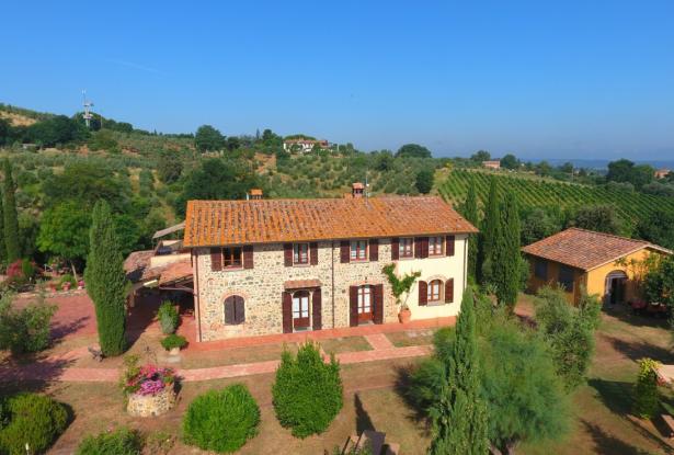 Wonderful Walk distance farmhouse with vineyard 2
