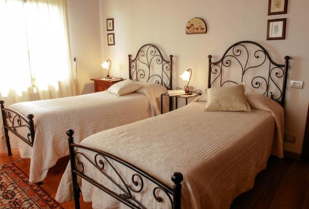Wonderful Walk distance farmhouse with vineyard 17