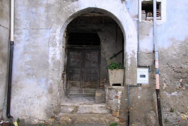 Original condition 1900s, stone town house with 3 bedrooms, sun terrace, in a fantastic, typical Italian town 2