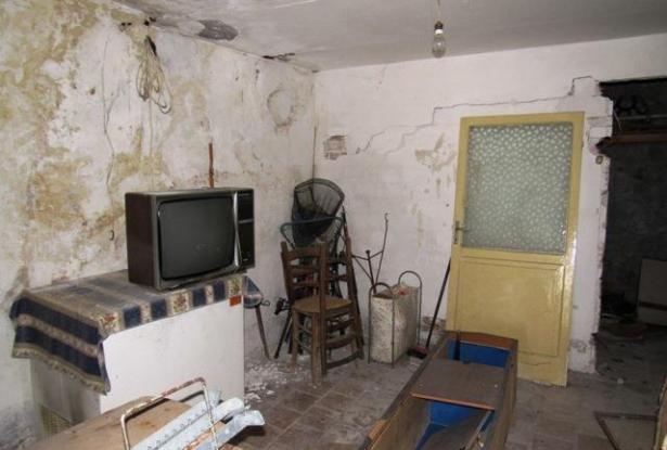 Original condition 1900s, stone town house with 3 bedrooms, sun terrace, in a fantastic, typical Italian town 5