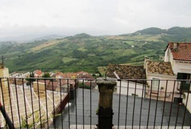 Original condition 1900s, stone town house with 3 bedrooms, sun terrace, in a fantastic, typical Italian town 8