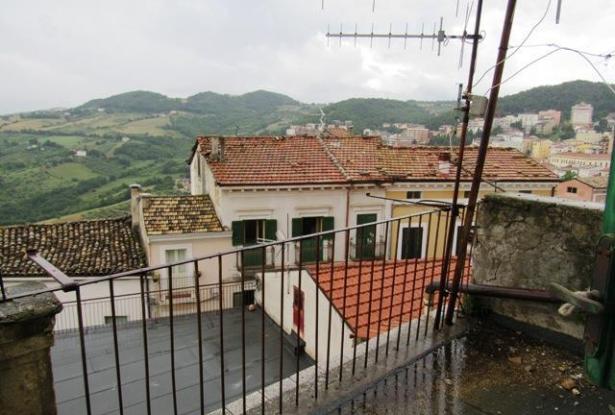 Original condition 1900s, stone town house with 3 bedrooms, sun terrace, in a fantastic, typical Italian town 10