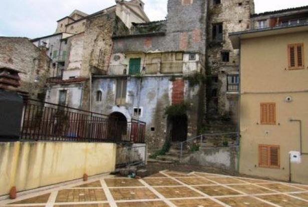 Original condition 1900s, stone town house with 3 bedrooms, sun terrace, in a fantastic, typical Italian town 15