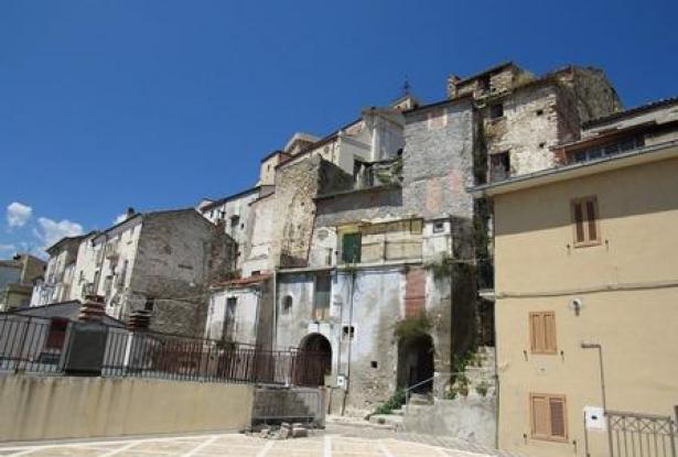 Original condition 1900s, stone town house with 3 bedrooms, sun terrace, in a fantastic, typical Italian town 17