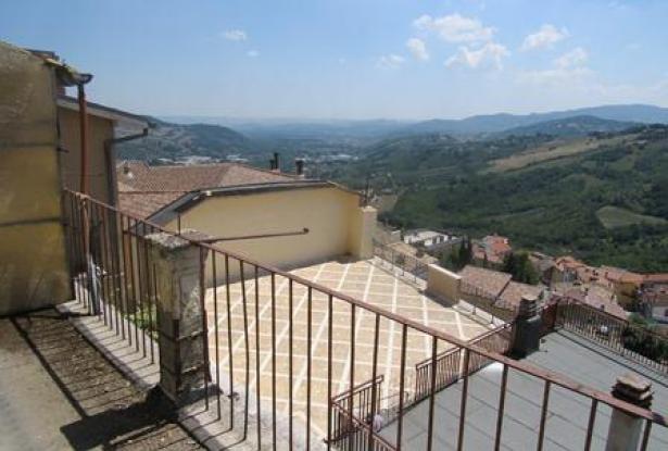 Original condition 1900s, stone town house with 3 bedrooms, sun terrace, in a fantastic, typical Italian town 0