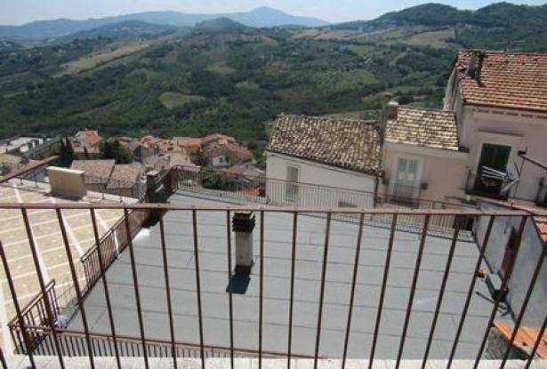 Original condition 1900s, stone town house with 3 bedrooms, sun terrace, in a fantastic, typical Italian town 18
