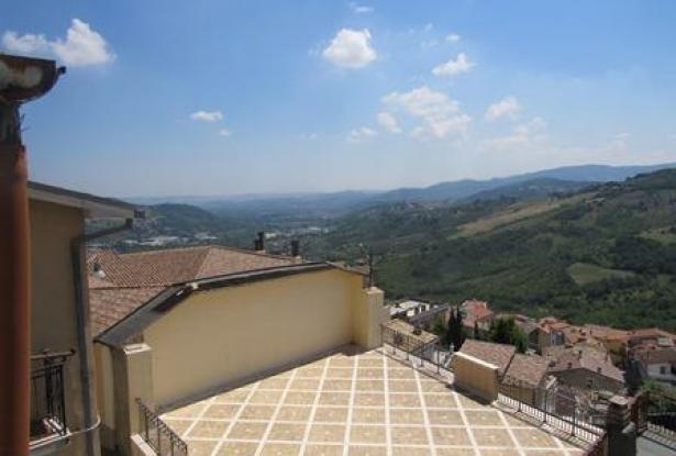 Original condition 1900s, stone town house with 3 bedrooms, sun terrace, in a fantastic, typical Italian town 19