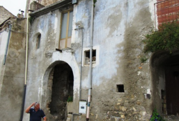 Original condition 1900s, stone town house with 3 bedrooms, sun terrace, in a fantastic, typical Italian town 20