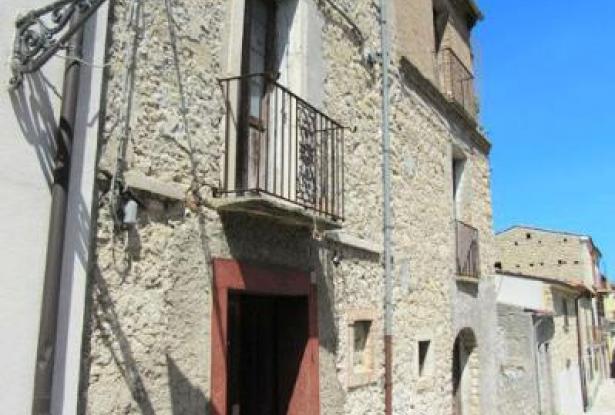 Stone , semi-detached with garden to restructure. Located in a panoramic position 1