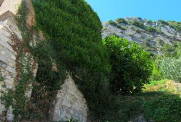 Stone , semi-detached with garden to restructure. Located in a panoramic position 3
