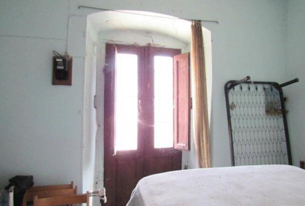 Stone , semi-detached with garden to restructure. Located in a panoramic position 4