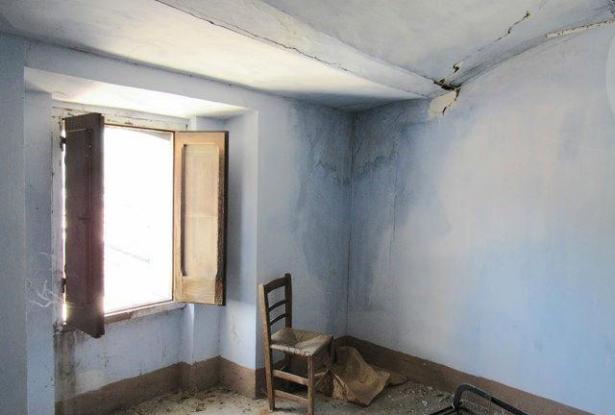 Stone , semi-detached with garden to restructure. Located in a panoramic position 8