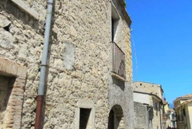 Stone , semi-detached with garden to restructure. Located in a panoramic position 10