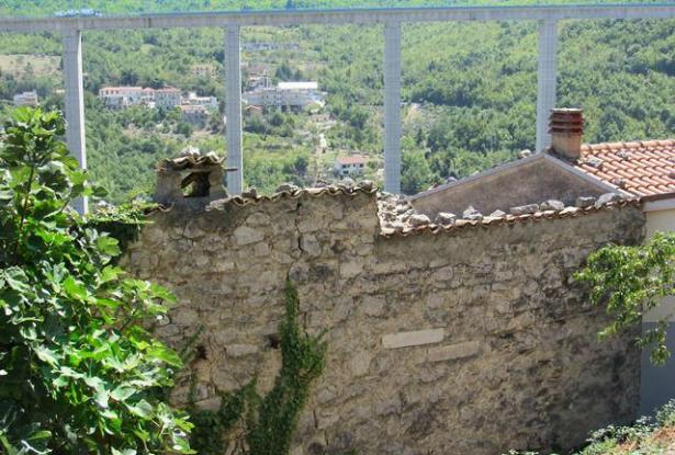 Stone , semi-detached with garden to restructure. Located in a panoramic position 13