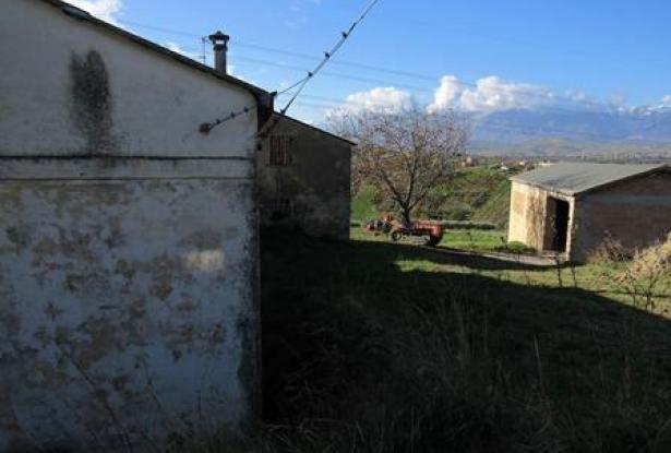 Habitable bungalow of 60sqm in a peaceful location 2km to town with fantastic mountain views 4