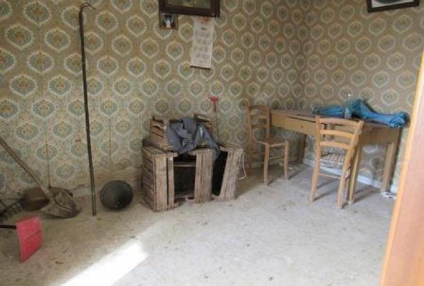 Habitable bungalow of 60sqm in a peaceful location 2km to town with fantastic mountain views 6