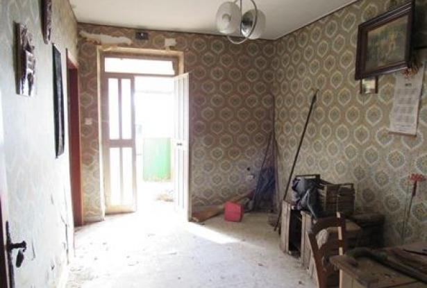 Habitable bungalow of 60sqm in a peaceful location 2km to town with fantastic mountain views 8
