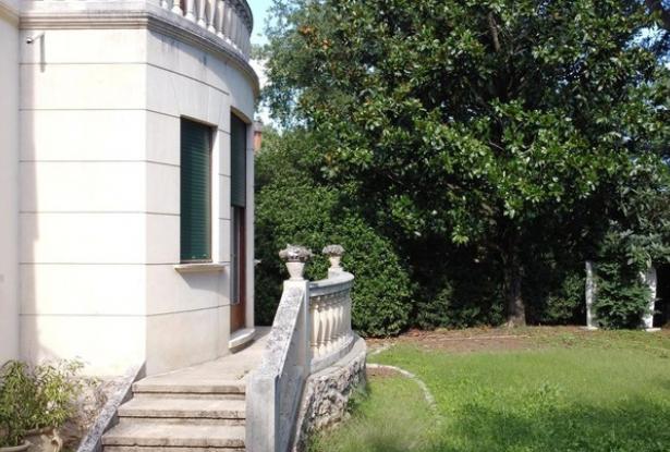 Montebelluna ( Treviso) charming villa with park. ref.52a 1
