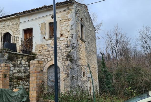 Countryside property with garden, beautiful views, character and terrace. 1