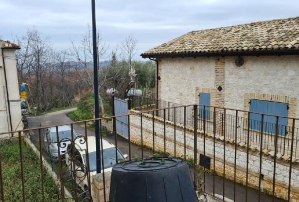 Countryside property with garden, beautiful views, character and terrace. 10
