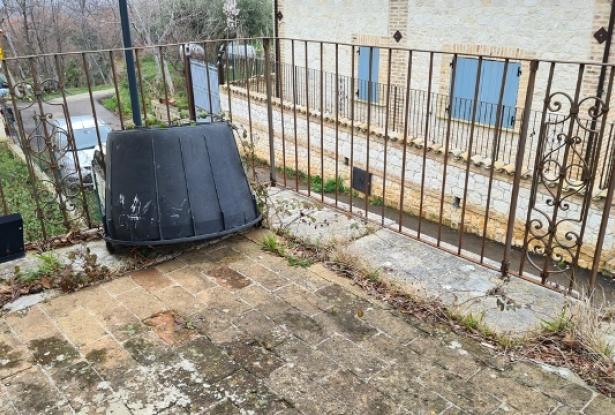 Countryside property with garden, beautiful views, character and terrace. 11