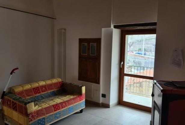 Finished, semi-detached, fully furnished character full town house with 3 bedrooms, garden, terrace and great views. 5