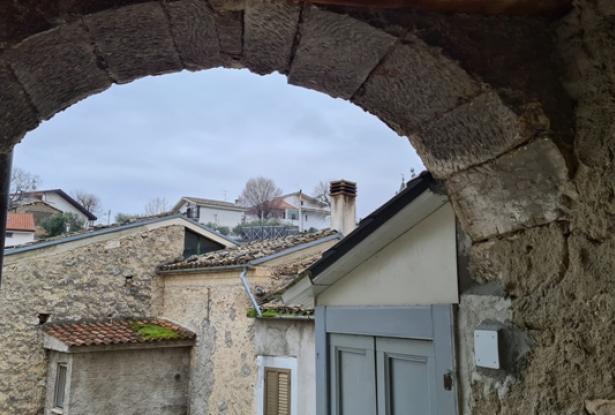 Finished, semi-detached, fully furnished character full town house with 3 bedrooms, garden, terrace and great views. 18