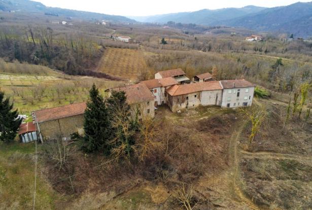 A Hamlet with Land in the Langhe A Hamlet with Land in the Langhe