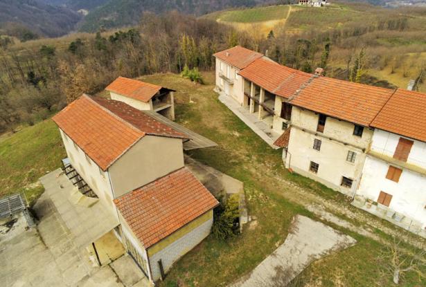 A Hamlet with Land in the Langhe A Hamlet with Land in the Langhe