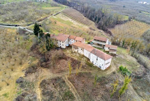 A Hamlet with Land in the Langhe A Hamlet with Land in the Langhe