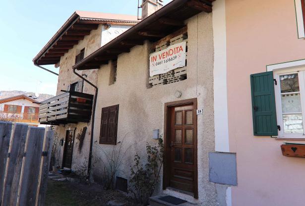 Baselga di Pinè, portion of house to renovate 1