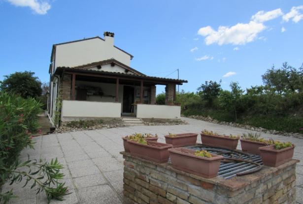 Detached, 250sqm nicely finished cottage with solar panels and mountain view. 13