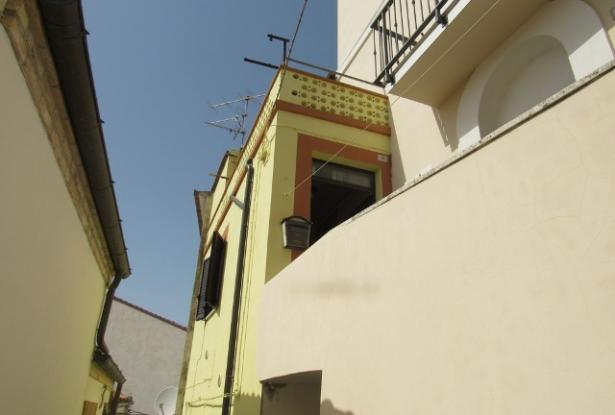 3 bedroom, habitable town house 7km to the beach with sun terrace and character and amazing mountain views. 1