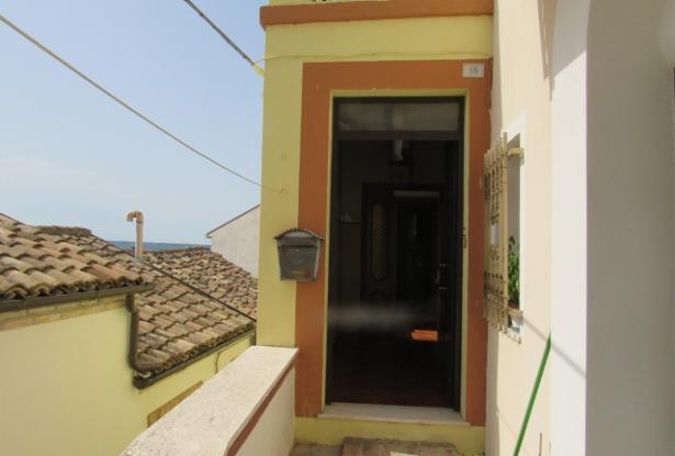 3 bedroom, habitable town house 7km to the beach with sun terrace and character and amazing mountain views. 2